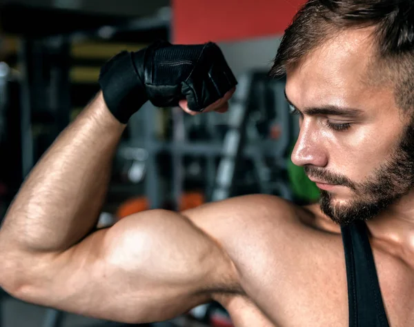 Giovane Atleta Guarda Suoi Bicipiti Palestra — Foto Stock