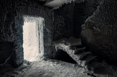 Terk edilmiş binada kar altında kalmış merdivenler.