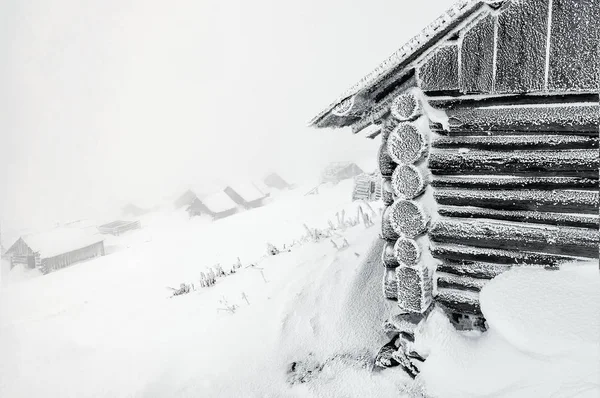 喀尔巴阡山脉冬季荒废的村庄 — 图库照片