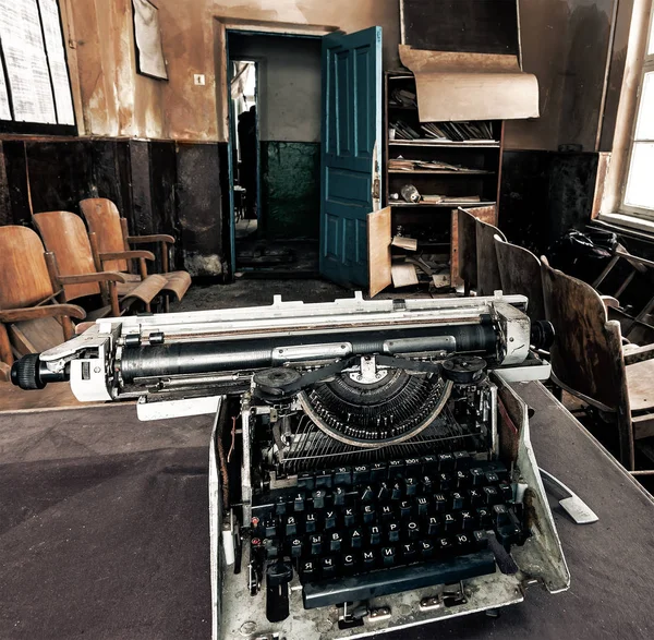 Μια Παλιά Σπασμένη Γραφομηχανή Ένα Εγκαταλελειμμένο Δωμάτιο — Φωτογραφία Αρχείου