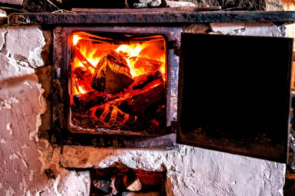 Brandhout Branden Een Oude Vintage Oven — Stockfoto