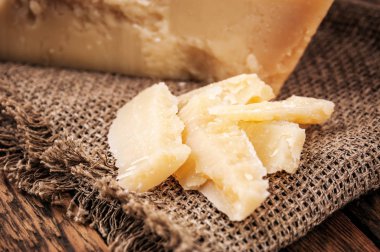 Çuval bezinde parmesan peyniri parçaları.
