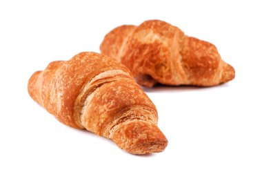 İki çıtır kruvasan beyaz üzerinde izole edilmiş.