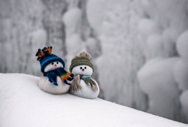 Karda iki sevimli kardan adam