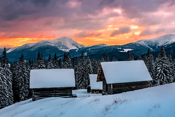 Bela Paisagem Com Cabanas Montanhas Inverno Pôr Sol Vermelho Nascer — Fotografia de Stock