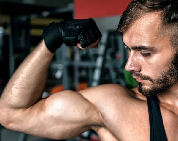Jovem Atleta Olha Para Seus Bíceps Ginásio — Fotografia de Stock