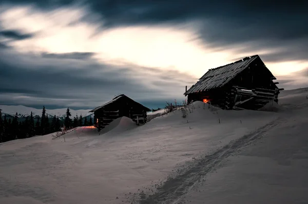 Prachtig Landschap Met Twee Houten Hutten Schemering Winter Karpaten Bergen — Stockfoto