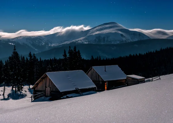 Dos Viejas Cabañas Invierno Cárpatos Montañas Bajo Luz Luna —  Fotos de Stock