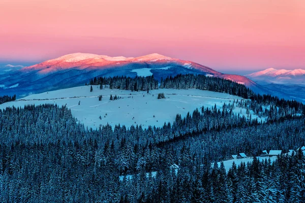 Vinter Karpaterna Berg Vacker Röd Soluppgång — Stockfoto