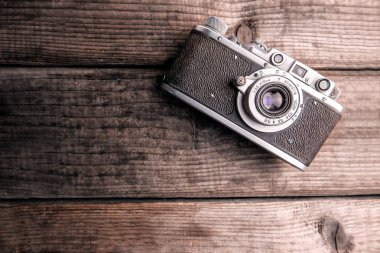 Ahşap arka planda retro vintage kamera