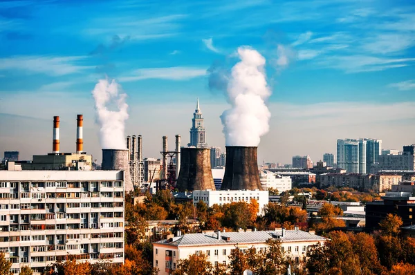 Koolgestookte Centrale Met Koeltorens Stadsgezicht — Stockfoto