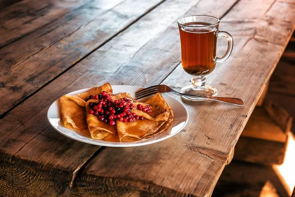 ベリー 紅茶とおいしいパンケーキ — ストック写真