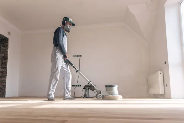 Hombre Maestro Limpiar Parquet Con Máquina Pulido Especial —  Fotos de Stock