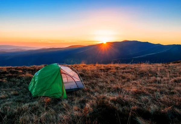 Prachtig Landschap Met Groene Tent Bij Zonsondergang Zonsopgang Bergen — Stockfoto