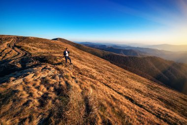 Dağlarda takım elbiseli bir adam.