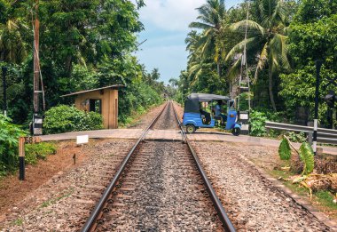 Tropikal demiryolu ve tuk tuk