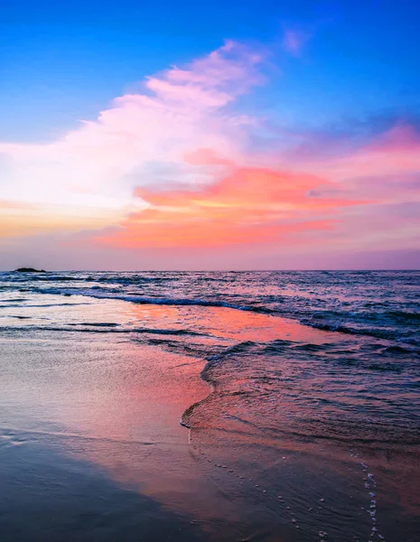 Oceano sul bellissimo tramonto — Foto Stock
