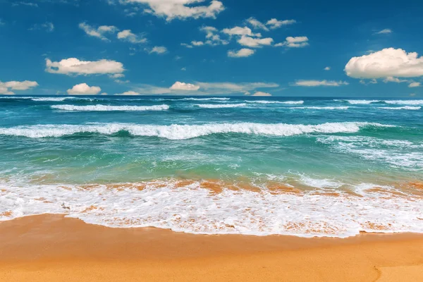 Ondas oceânicas e céu azul — Fotografia de Stock