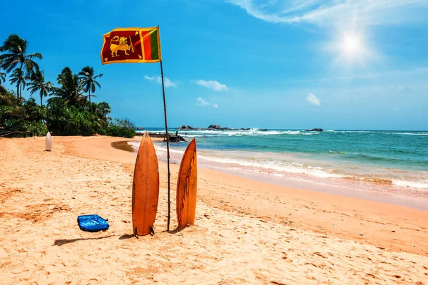 Σανίδα του σερφ και σημαία Σρι Λάνκα στην παραλία — Φωτογραφία Αρχείου