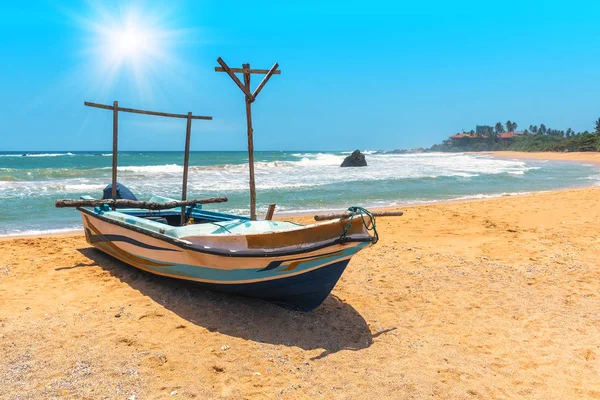 Barco de pesca tópica en la playa — Foto de Stock