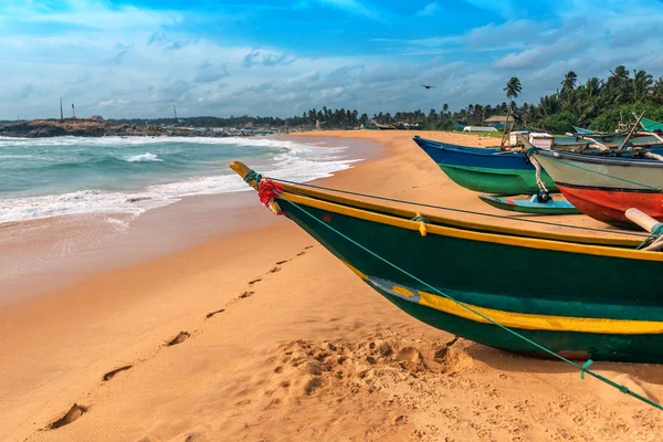 Barcos de pesca tropical en la orilla del océano — Foto de Stock