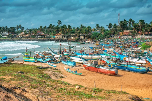 Puerto pesquero tropical con barcos — Foto de Stock