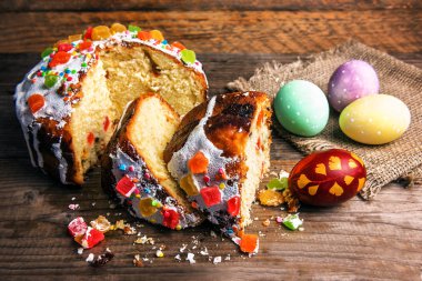 Paskalya pastası ve yumurta.