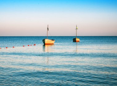 Sakin bir denizde iki tekne