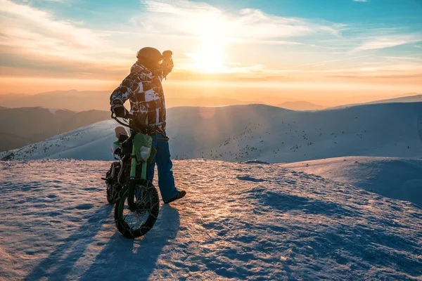 Kış dağlarında motosikletli bir adam — Stok fotoğraf