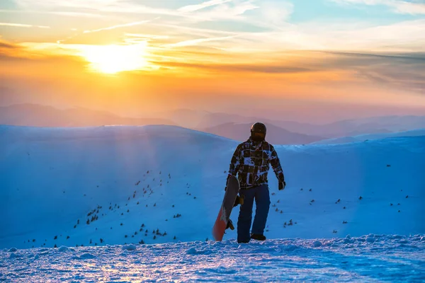 Snowboarder sur beau coucher de soleil — Photo