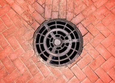 Sokak asfaltlarında kanalizasyon kapağı.