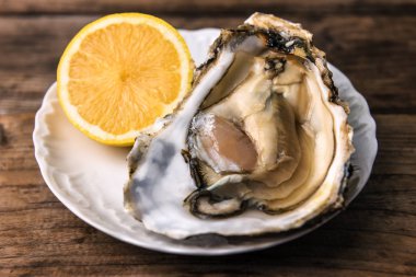 Limonlu lezzetli istiridye.