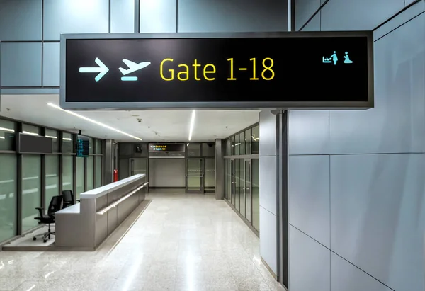 Aeropuerto vuelo llegada puertas info pantalla — Foto de Stock