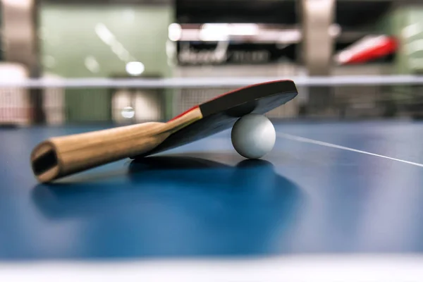 Rakietka do tenisa stołowego i piłka — Zdjęcie stockowe