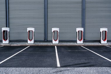 Elektrikli araba şarj istasyonu