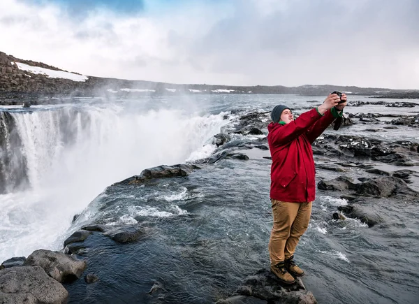 Man neemt een selfie op de achtergrond van een waterval — Stockfoto