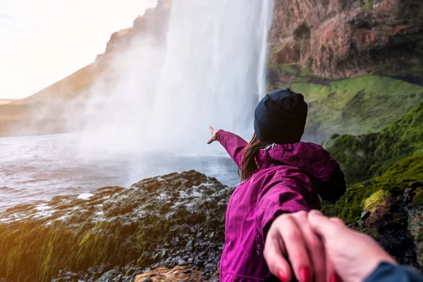 Siga-me com menina na cachoeira da Islândia — Fotografia de Stock