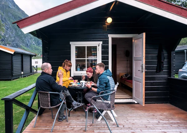 Vier Freunde kommunizieren und essen — Stockfoto