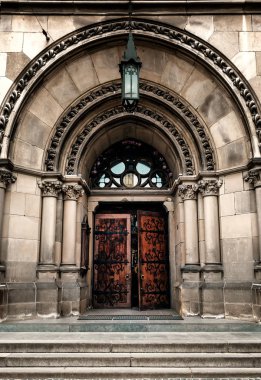 Eski açık kilise kapıları