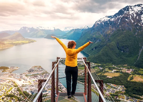 Chica feliz en rampestreken en Noruega — Foto de Stock