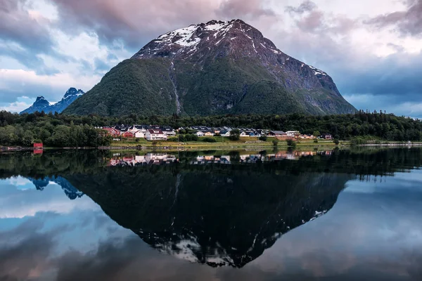 Bergreflexion im Wasser. Norwegen — Stockfoto