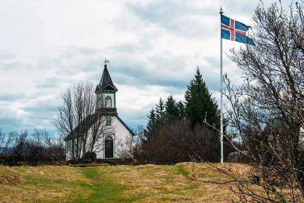 Velho islandês igreja e bandeira — Fotografia de Stock