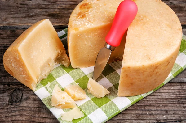 Pieces of pecorino (parmesan) cheese with special knife — Stock Photo, Image