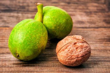 Tahtada olgun ceviz.