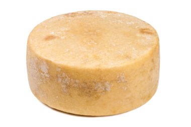 Tüm yuvarlak peynir kafası beyazın üstünde