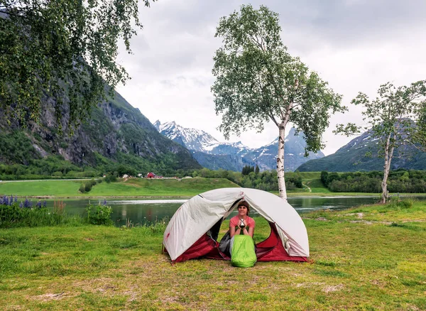 A menina está descansando em uma tenda nas montanhas da Noruega — Fotografia de Stock