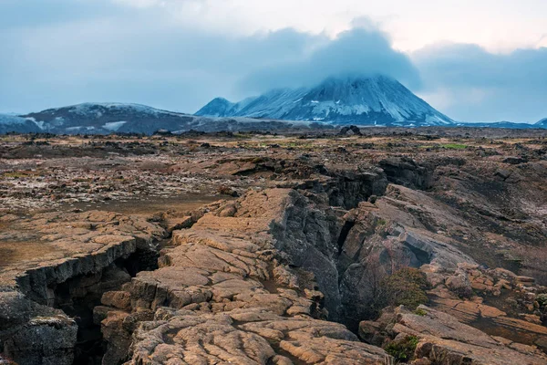 Sopka a popraskaná země — Stock fotografie