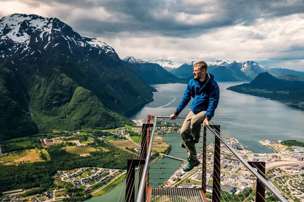 Mladý muž sedí na Rampestrekenu v Norsku — Stock fotografie