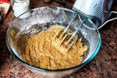 Mutfak karıştırıcısı hamuru karıştırır