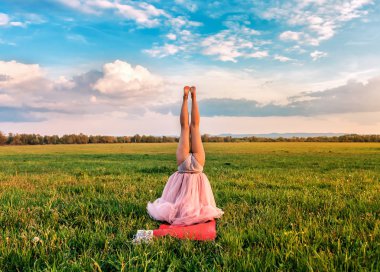 Sahadaki kız kafasının üstünde duruyor.